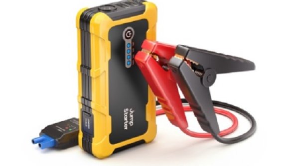 Авариен стартер ви позволява да запалите кола с "паднал" акумулатор, без да прибягвате до класическите кабели. Веднъж свързан към полюсите на акумулатора, за няколко минути той може да възстанови заряда до ниво, достатъчно за рестартиране на автомобила. 

Подчертаваме - не е необходим източник на електрическа енергия. Поради тази причина е удобна джаджа, която може да се остави и в багажника на колата, ако се планира продължително спиране (например дълго паркиране на летището или в някой зимен курорт). Цената на стартер е доста варираща - от 80 до над 250 лева, като зависи преди всичко от пиковите стойности, които може да гарантира.